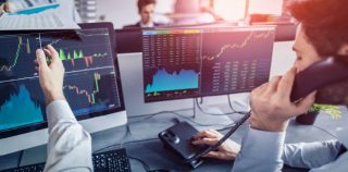 Ibovespa sobe após quedas recentes; dólar opera estável