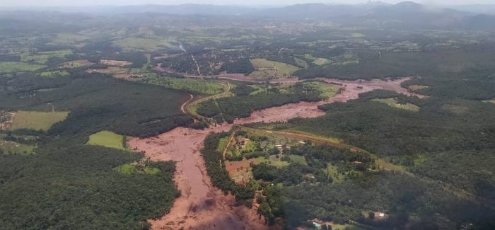 Foto: Divulgação/ Corpo de Bombeiros de Minas Gerais Barragem da Vale se rompe em Minas Gerais. Há 200 desaparecidos e onze mortos