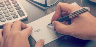 Foto Shutterstock Cheque falsificado é o principal golpe sofrido por pequenos empresários