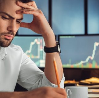Foto: Shutterstock Bolsa cai 5,45% na semana. É hora de comprar?