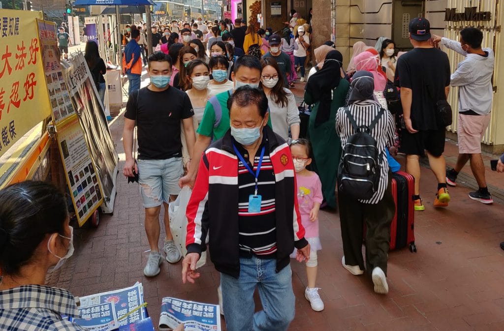 Moradores de Hong Kong usando máscaras contra o ocvid-19