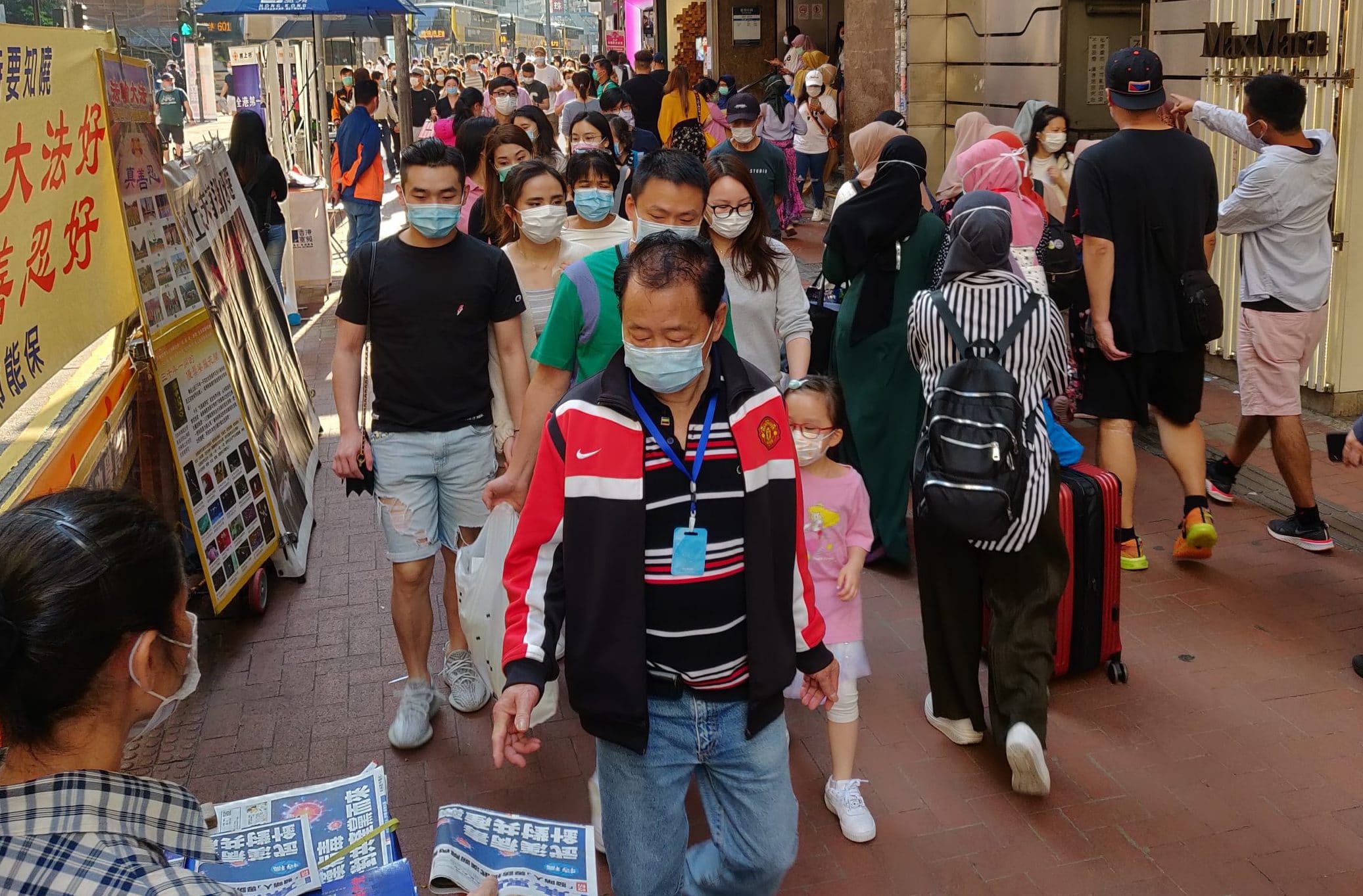 Moradores de Hong Kong usando máscaras contra o ocvid-19