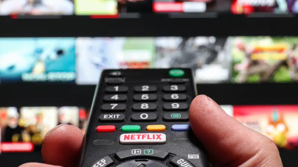 Netflix cancela plano básico no Brasil e aumenta preços nos EUA; entenda