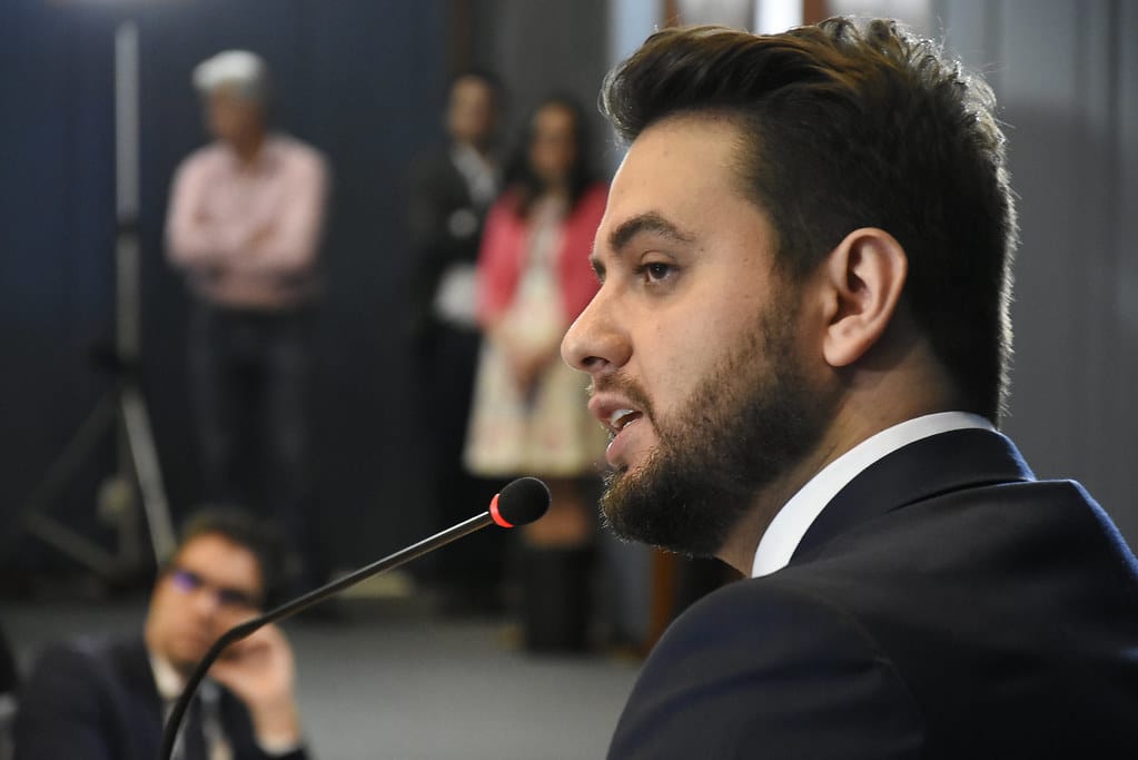 Após fuga de Silvinei, PF vai à casa de Filipe Martins no Paraná para comunicar sobre prisão domiciliar