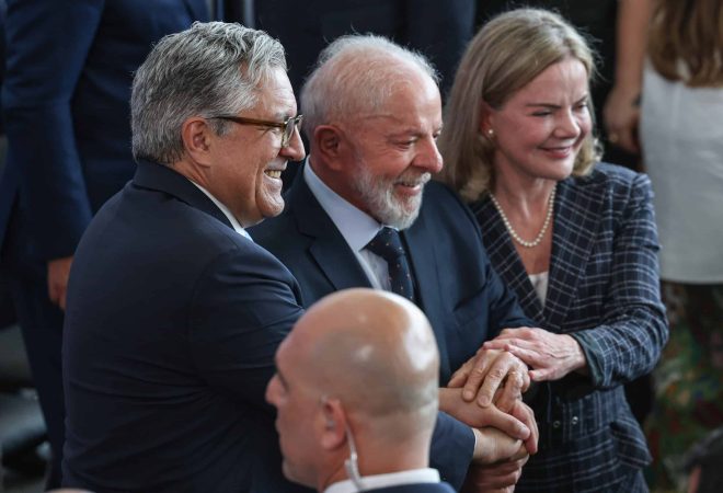 Brasília (DF), 10/03/2025 - O presidente Luiz Inácio Lula da Silva (c), posa para foto após  cerimônia de transmissões de cargos e posses, da ministra da secretaria de relações institucionais, Gleisi Hoffman (d) e ministro da saúde, Alexandre Padilha (e).
Foto: Jose Cruz/Agência Brasil