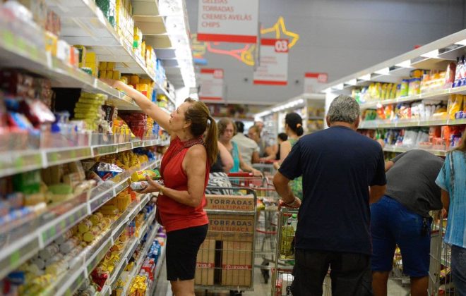 Vitória (ES) - Supermercados lotados e com filas nos caixas e na entrada funcionam em horário reduzido. (Tânia Rêgo/Agência Brasil)