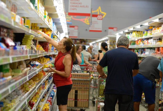 Vitória (ES) - Supermercados lotados e com filas nos caixas e na entrada funcionam em horário reduzido. (Tânia Rêgo/Agência Brasil)