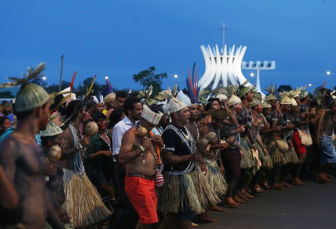 Brasília - Índios do Acampamento Terra Livre fazem nova manifestação na Esplanada dos Ministérios (José Cruz/Agência Brasil)