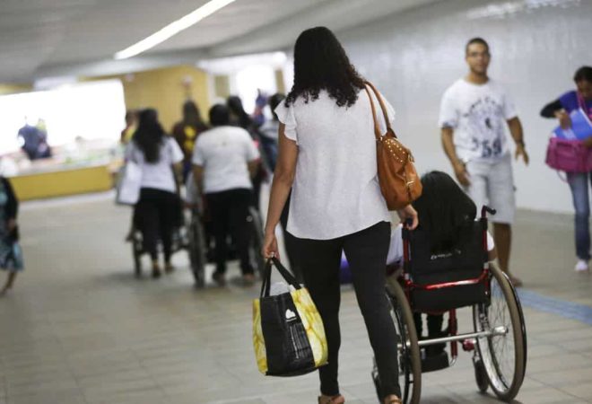 Brasília - A Coordenação de Pessoas com Deficiência (Promodef) do DF realiza atividades em comemoração ao Dia Nacional de Luta da Pessoa com Deficiência, na estação 112 Sul do metrô (Marcelo Camargo/Agência Brasil)