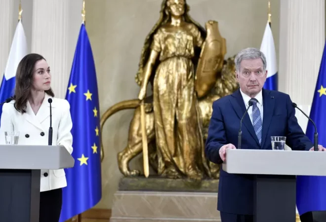 15mai2022---primeira-ministra-sanna-marin-e-o-presidente-da-finlandia-sauli-niinisto-em-entrevista-coletiva-1652613183684_v2_900x506.jpg