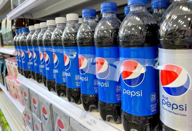 1642386-un-rayon-de-supermarche-avec-des-bouteilles-de-pepsi