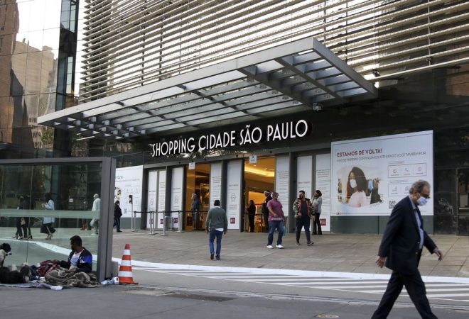 Movimentação no comércio de São Paulo após reabertura.