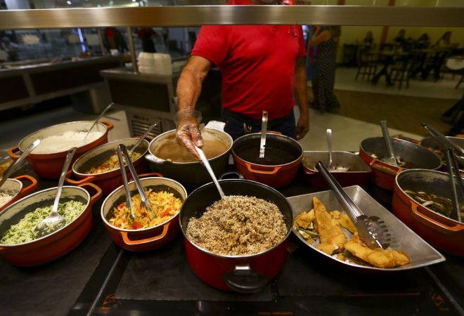 Comida servida em restaurante em Brasília.