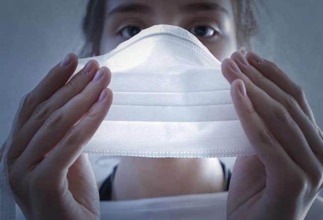 Uso de máscara para proteção contra o novo coronavírus.