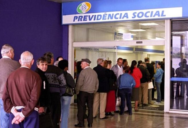 1949928780-previdencia-fila-aposentados-inss-abr-4