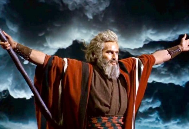 O ator Charlton Heston como Moisés no filme "Os Dez Mandamentos"