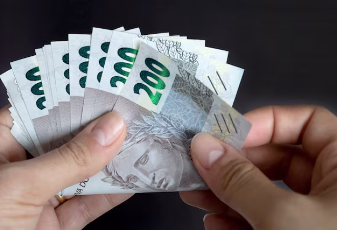 200-reais-contando-notas-de-dinheiro-brasileiras_499484-132