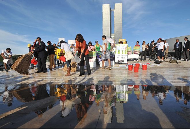 2010-05-04_Protestantes_lavam_rampa_do_Congresso_em_apoio_a_Ficha_Limpa_03