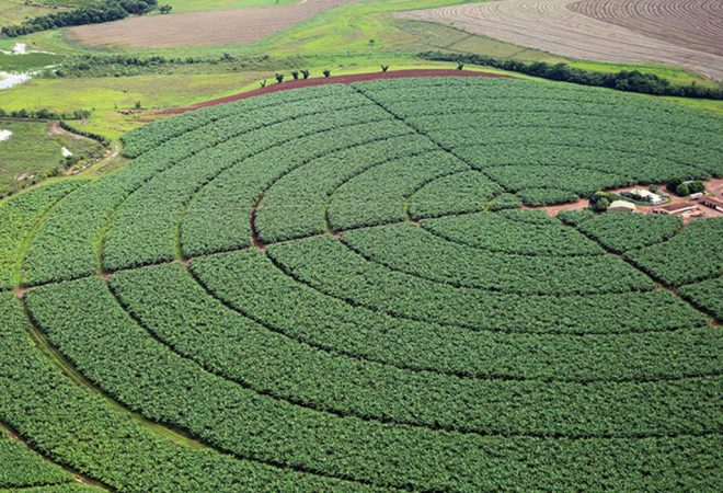 Reservatórios de pivôs centrais de irrigação em Itaí (SP)