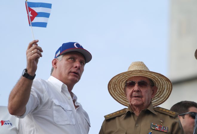 El presidente de Cuba, Miguel Díaz-Canel (a la izquierda en la imagen), junto al ex mandatario y primer secretario del Partido Comunista de Cuba, Raúl Castro, en la celebración del Día de los Trabajadores en La Habana, mayo 1, 2018. REUTERS/Alexandre Meneghini