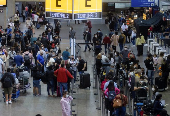 Passengers gather at Sao Paulo International Airport amid the outbreak of the coronavirus disease (COVID-19) and after Omicron has become the dominant coronavirus variant in the country, in Guarulhos, Brazil January 12, 2022.  REUTERS/Roosevelt Cassio