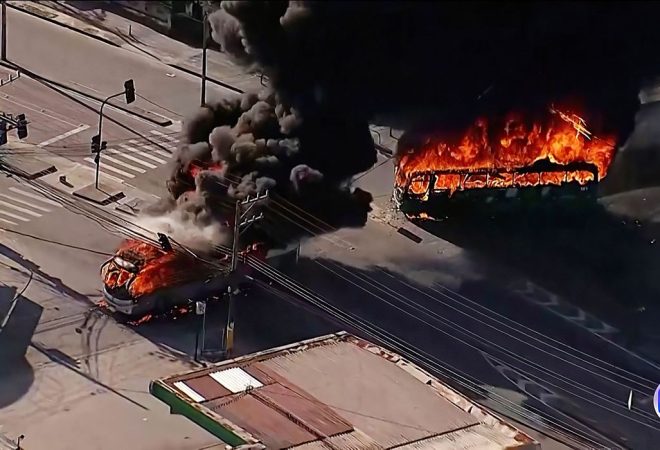 Rio de Janeiro 23/10/2023, Bandidos do Rio incendeiam pelo menos 35 ônibus após assassinato de chefe do crime no Brasil. Foto: Frame/TV Globo/Reuters