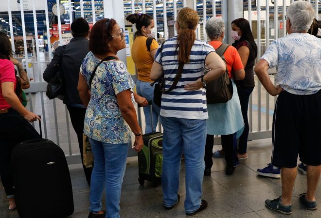 São Paulo (SP), 23/03/2023 - Passageiros aguardam no embarque da estação Palmeiras-Barra Funda, linha 3 do Metrô, durante a greve dos metroviários em São Paulo. Foto: Fernando Frazão/Agência Brasil