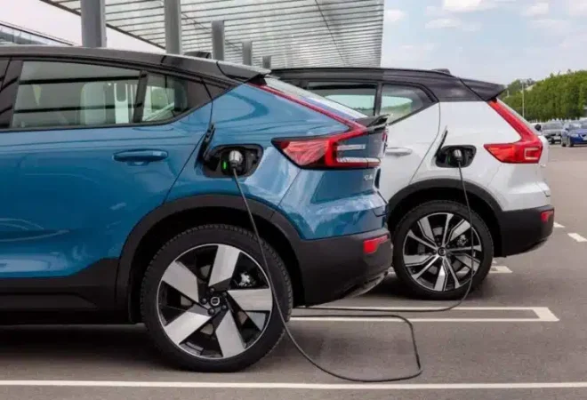 282729_Pure_electric_Volvo_C40_and_XC40_Recharge_at_a_charging_station-768x512