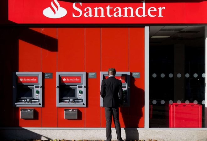 28out2018---um-homem-usa-um-caixa-eletronico-do-banco-santander-em-cardiff-reino-unido-1626349667848_v2_4x3