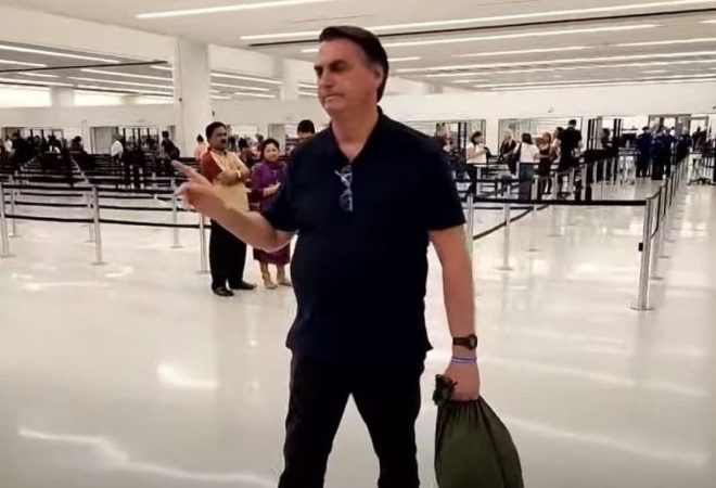 29mar2023___o_ex_presidente_jair_bolsonaro_pl_chega_ao_aeroporto_de_orlando_nos_eua_para_embarcar_em_voo_de_volta_ao_brasil_1680131187607_v2_4x3-22825868