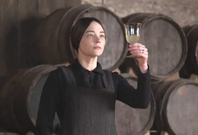 A atriz Haley Bennett em cena de “A Viúva Clicquot”, de Thomas Napper, em exibição nos cinemas. Tão bom quanto ver o filme é beber um champanhe (Foto: Divulgação)