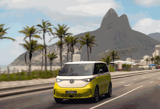 47170036-vw-id.buzz-utilitario-eletrico-amarelo-e-branco-de-frente-em-movimento-no-asfalto