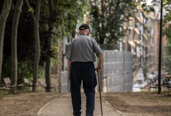 DVD 1056 (03-06-21)
Un hombre mayor caminando por el parque Caramuel, en el barrio de Puerta del Angel, Madrid.
Foto: Olmo Calvo