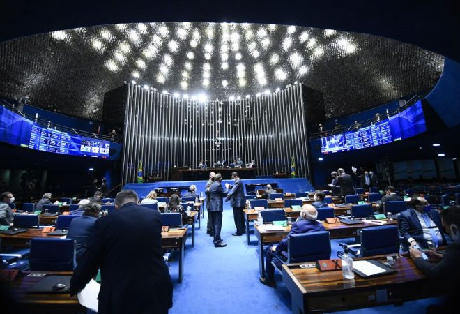 Plenário do Senado Federal durante sessão deliberativa semipresencial.Em sessão semipresencial, senadores analisam a MP 971/2020, que autoriza reajuste de salário para policiais civis e militares e bombeiros militares do Distrito Federal. Também está na pauta o PLV 38/2020, oriundo da MP 974/2020, que prorroga contratos no âmbito do Ministério da Saúde e que atingem profissionais de saúde que atuam nos hospitais federais do Rio de Janeiro, e indicações para embaixadores do Brasil em diversos países.Mesa:
presidente do Senado Federal, senador Davi Alcolumbre (DEM-AP);
secretário-geral da Mesa do Senado Federal, Luiz Fernando Bandeira de Mello Filho;
senador Rogério Carvalho Santos (PT-SE).Foto: Marcos Oliveira/Agência Senado
