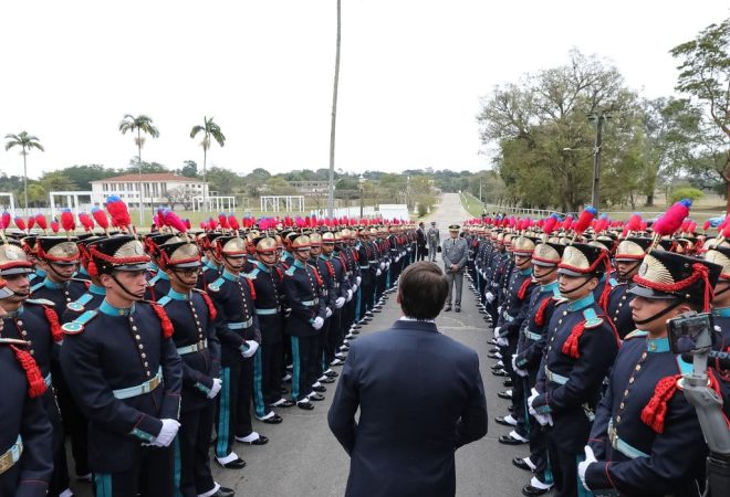 O presidente da República , Jair Bolsonaro, participa de cerimônia de Entrega de Espadim aos Cadetes da Turma Bicentenário do General João Manoel Menna Barreto.