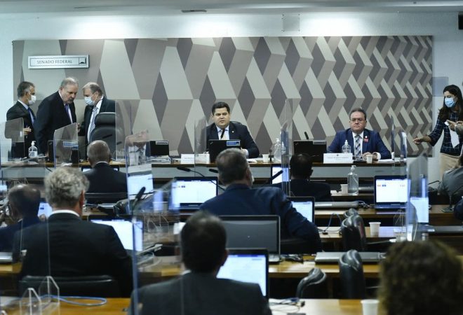 Comissão de Constituição, Justiça e Cidadania (CCJ) realiza reunião semipresencial com 2 itens. Na pauta a PEC 110/2019, que institui um novo sistema tributário nacional.A PEC 110/2019 prevê a criação de um modelo dual de tributação, com dois impostos de valor agregado (IVA). A Contribuição sobre Bens e Serviços (CBS) deve unificar os tributos federais (IPI, Cofins e Cofins-Importação, PIS e Cide-Combustíveis) e ser arrecadada pela União. Já o Imposto sobre Bens e Serviços (IBS) deve reunir o ICMS e o ISS, recolhidos por estados, Distrito Federal e municípios.Mesa:
presidente da CCJ, senador Davi Alcolumbre (DEM-AP), conduz reunião;
relator da PEC 110/2019, senador Roberto Rocha (PSDB-MA).Próximo à mesa, senador Tasso Jereissati (PSDB-CE) conversa com ex-senador Armando Monteiro.Foto: Geraldo Magela/Agência Senado