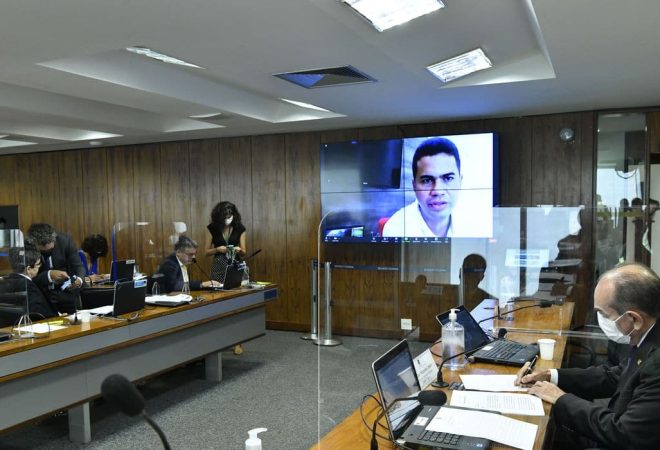 Comissão de Educação, Cultura e Esporte (CE) realiza oitiva a título de depoimento para prestação de esclarecimentos sobre o aparente beneficiamento indevido na destinação de verbas públicas afetas ao Ministério da Educação.Na tela, prefeito de Rosário (MA), Calvet Filho, em pronunciamento via videoconferência.À mesa, presidente da CE, senador Marcelo Castro (MDB-PI).Bancada:
senador Randolfe Rodrigues (Rede-AP);
senador Alessandro Vieira (PSDB-SE).Foto: Geraldo Magela/Agência Senado