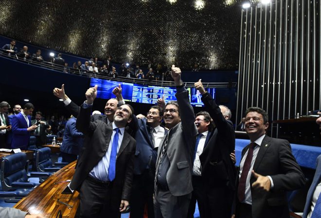 Plenário do Senado Federal durante sessão deliberativa ordinária.Na pauta, a proposta de emenda à Constituição (PEC 45/2019) que institui uma reforma no sistema tributário brasileiro.Participam:
relator da PEC 45/2019, senador Eduardo Braga (MDB-AM);
líder do governo no Congresso Nacional, senador Randolfe Rodrigues (Rede-AP);
deputado Reginaldo Lopes (PT-MG);
senador Omar Aziz (PSD-AM);
deputado Aguinaldo Ribeiro (PP-PB).Foto: Roque de Sá/Agência Senado