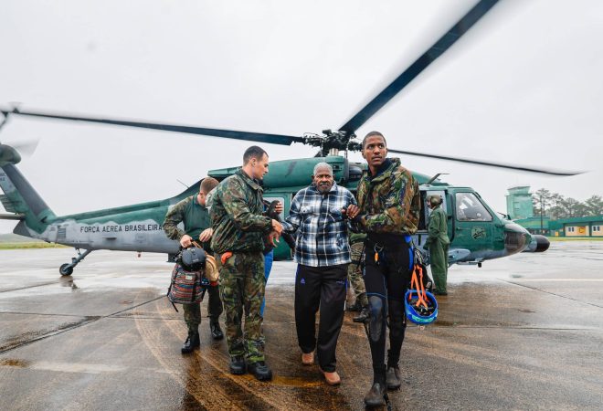 Resgate de pessoas afetadas pelas chuvas no Rio Grande do Sul, na Base Aérea de Santa Maria