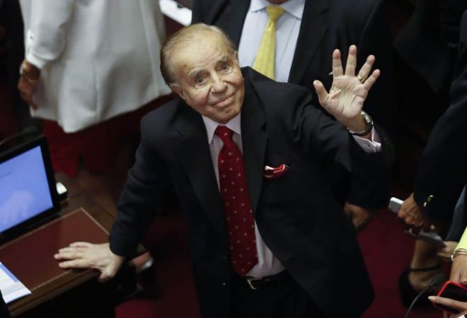 ARG11. BUENOS AIRES (ARGENTINA), 04/10/2018.- Fotografía de archivo fechada el 29 de noviembre de 2018, que muestra al expresidente argentino Carlos Menem durante el juramento de 24 senadores nacionales en la sede del Congreso, en Buenos Aires (Argentina). La Cámara de Casación argentina absolvió hoy al expresidente Carlos Menem (1989-1999) por un delito de contrabando agravado de armas a Croacia y Ecuador entre 1991 y 1995 por el que había sido condenado de manera previa a siete años de prisión, informaron hoy a Efe fuentes cercanas al exgobernante. EFE/David Fernández