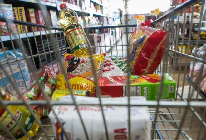Alimentos / Supermercado  - 05-03-2018 - Produtos mais consumidos em um supermercado. Na foto, carrinho de supermercado com frutas, verduras e produtos de uso diário.