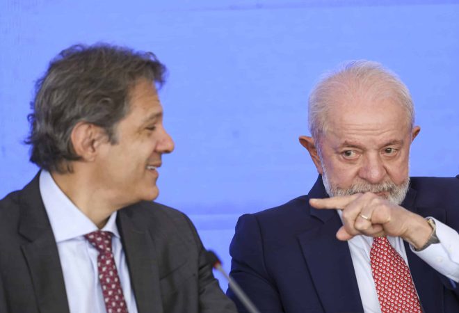 Brasília (DF), 12/02/2025 - O ministro da Fazenda, Fernando Haddad, e o presidente Luiz Inácio Lula da Silva participam da cerimônia que celebra um ano do programa Nova Indústria Brasil e do lançamento da Missão 6: Tecnologias de Interesse para a Soberania e Defesa Nacionais, no Palácio do Planalto. Foto: Marcelo Camargo/Agência Brasil