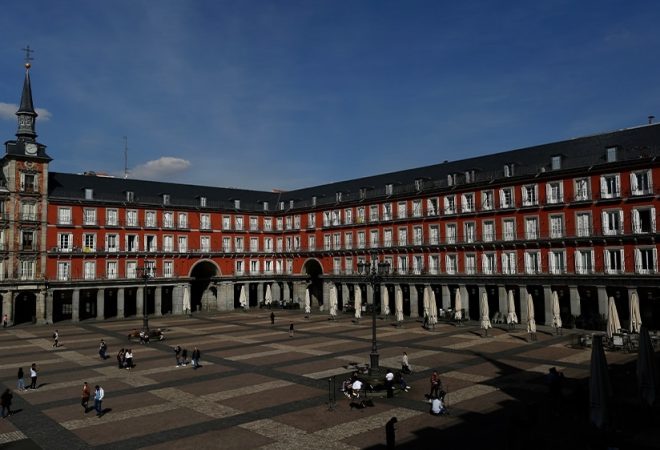 Praça espanhola vazia por conta do lockdown