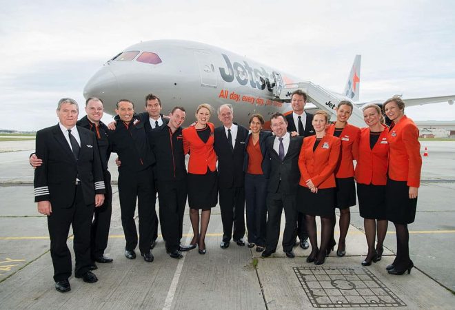 787_Dreamliner_cabin_crew_and_pilots_wikiCommons