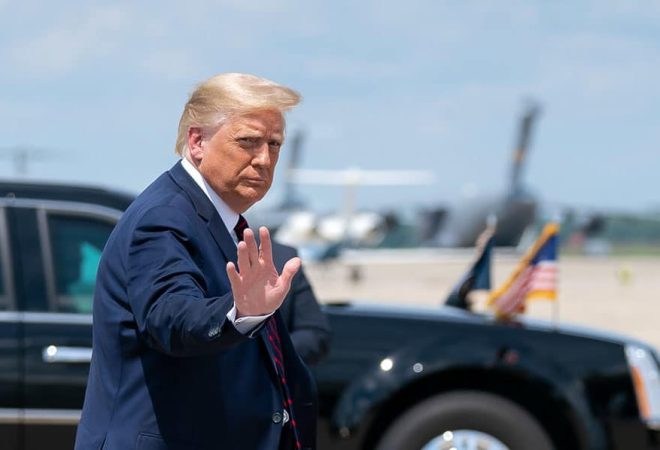 Washington,  DC 20 08 2020 O presidente Donald J. Trump, acompanhado pelo vice-presidente Mike Pence, participa de uma reunião bilateral com o primeiro-ministro Mustafa Al-Kadhimi da República do Iraque na quinta-feira, 20 de agosto de 2020, no Salão Oval da Casa Branca. (Foto oficial da Casa Branca por Tia Dufour