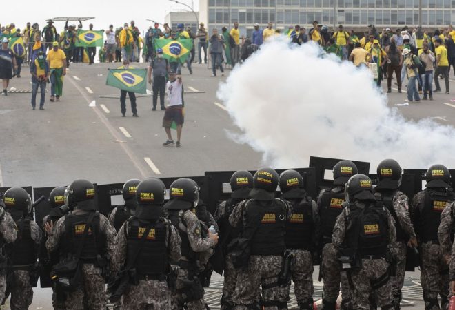 Manifestantes fazem ato contra governo no dia 8 de janeiro 2023