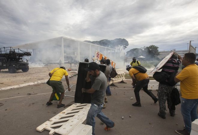 Manifestantes fazem ato contra governo no dia 8 de janeiro 2023