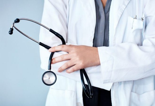 médico braço cruzado