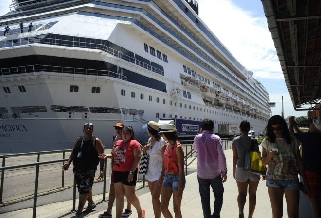 Transatlânticos chegam trazendo 20 mil turistas previstos para acompanhar o réveillon de Copacabana, movimenta o Terminal Internacional de Cruzeiros Pier Mauá, na zona portuária (Fernando Frazão/Agência Brasil)