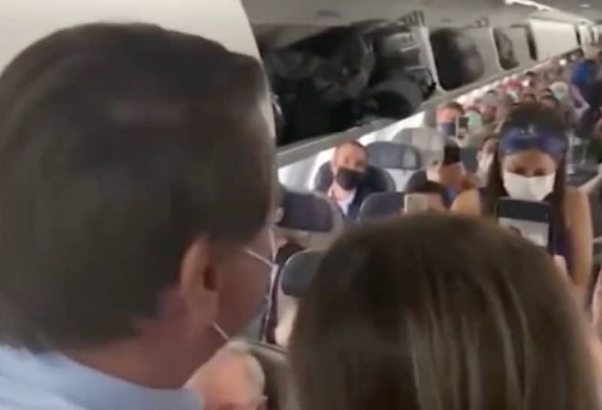 946023e7-bolsonaro-aviao